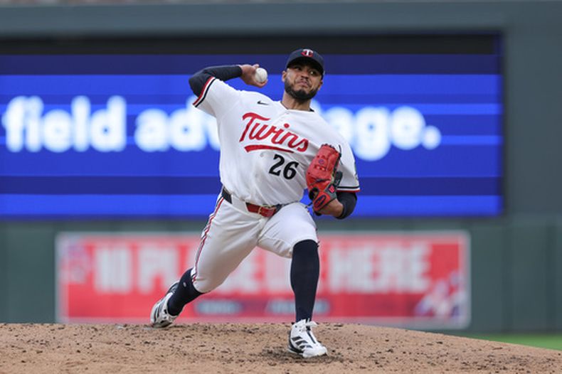 El lanzador abridor de los Gemelos de Minnesota, Taj Bradley, realiza un lanzamiento durante la cuarta entrada de un partido de béisbol contra los Guardianes de Cleveland, el martes 7 de julio de 2026, en Mineápolis. (Foto AP/Bailey Hillesheim)
