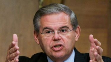 americateve | "Esta es una recompensa que un régimen totalitario no se merece. Los cubanos son menos libres de lo que eran ayer", dice el senador demócrata.