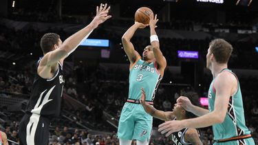 Johnson comanda a Spurs en triunfo sobre Bucks