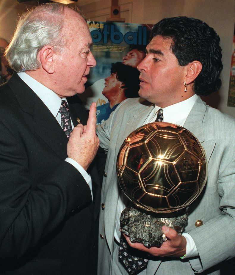 En esta foto del 3 de enero de 1995, Alfredo di St&eacute;fano felicita a su compatiota argentino Diego Armando Maradona luego de recibir el "Bal&oacute;n de Oro" por su trayectoria futbol&iacute;stica, en Par&iacute;s. Di St&eacute;fano falleci