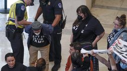 Policías del Capitolio arrestan a manifestantes en el Cannon House Office Building del Capitolio estadounidense en Washington, el 18 de octubre de 2023. (Foto AP /Mariam Zuhaib)