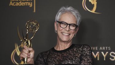 Jamie Lee Curtis posa con su premio de actriz invitada destacada en una serie de comedia por The Bear en la segunda noche de los Premios Emmy de las Artes Creativas el domingo 8 de septiembre de 2024 en Los Ángeles. (Foto Richard Shotwell/Invision/AP)