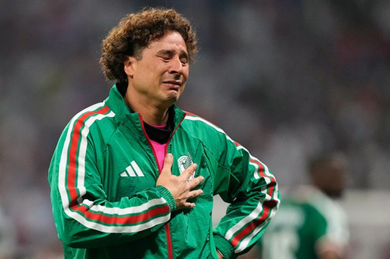 Guillermo Ochoa, arquero suplente de México, llora tras la eliminación ante Inglaterra en los octavos de final de la Copa del Mundo, el domingo 5 de julio de 2026 (AP Foto/Natacha Pisarenko )