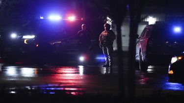 Miembros de la policía del condado de Brazoria bloquean la carretera que lleva al recinto comercial Coles Antique Village and Flea Market tras una balacera, el domingo 12 de noviembre de 2023, en Pearland, Texas, cerca de Houston. (Elizabeth Conley/Houston Chronicle via AP)
