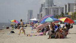 ARCHIVO - Varias personas en la playa Hollywood de Florida, el 2 de julio de 2020. (AP Foto/Lynne Sladky, Archivo)