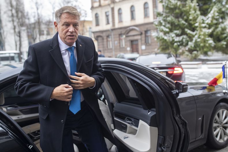 ARCHIVO - El presidente de Rumania, Klaus Iohannis, llega al simposio La idea de Europa en Kaunas, Lituania, el viernes 25 de noviembre de 2022. (AP Foto/Mindaugas Kulbis, Archivo)