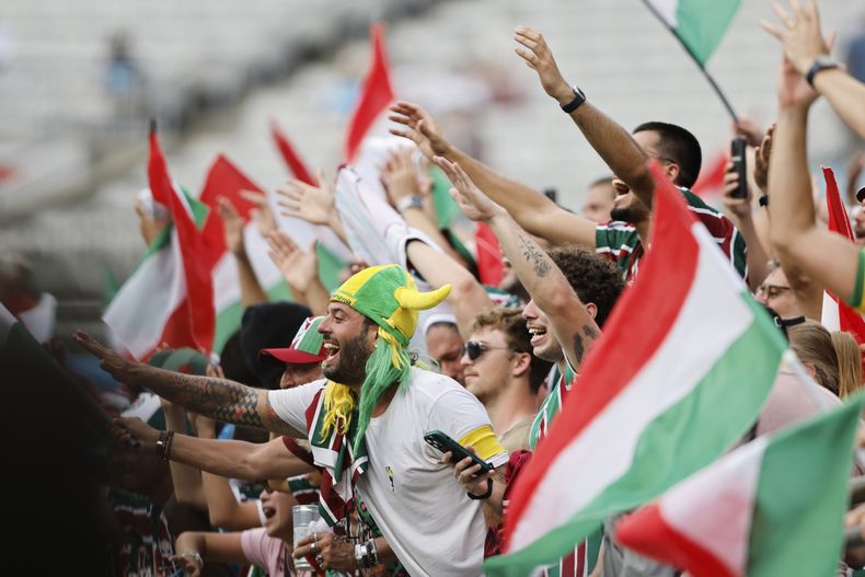 Hinchas de Fluminense celebran tras la victoria ante el Inter de Milán en el Mundial de Clubes, el lunes 30 de junio de 2025, en Charlotte, Carolina del Norte. (AP Foto/Nell Redmond)