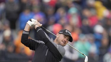 El estadounidense Brian Harman en el tee del hoyo 4 en la segunda ronda del Abierto Británico en el Royal Liverpool en Hoylake, Inglaterra el viernes 21 de junio del 2023. (AP Foto/Kin Cheung)
