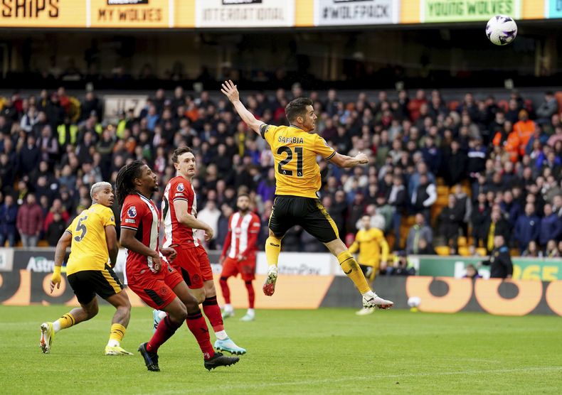 Pablo Sarabia (centro) anota el gol de Wolverhampton en la victoria ante Sheffield United, el domingo 25 de febrero de 2024, en Wolverhampton. (David Davies/PA vía AP)