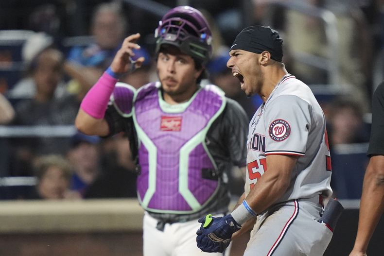 Daylen Lile, de los Nacionales de Washington, festeja tras conectar un jonrón de campo, junto al venezolano Francisco Álvarez, de los Mets de Nueva York, el sábado 20 de septiembre de 2025 (AP Foto/Frank Franklin II)