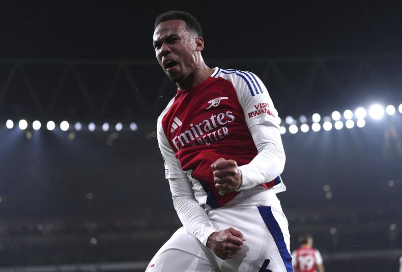 El zaguero de Arsenal Gabriel celebra tras el autogol de Dominic Solanke de Tottenham en el partido de la Liga Premier, el miércoles 15 de enero de 2025, en Londres. (Bradley Collyer/PA vía AP)