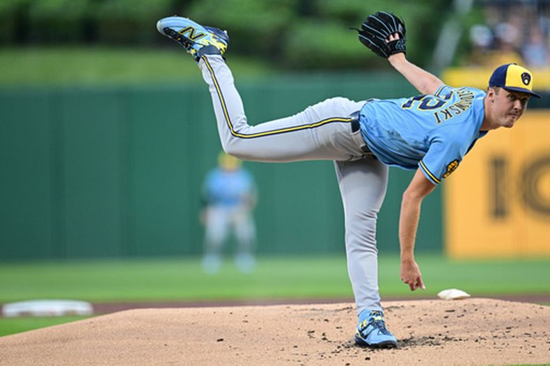 El lanzador de los Cerveceros de Milwaukee, Jacob Misiorowski, realiza un lanzamiento durante la primera entrada de un partido de béisbol contra los Piratas de Pittsburgh, el martes 15 de septiembre de 2026, en Pittsburgh. (Foto AP/David Dermer)