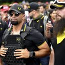 ARCHIVO - El presidente de los Proud Boys, Enrique Tarrio, participa en un mitin en Portland, Oregon, el 17 de agosto de 2019. (AP Foto/Noah Berger, Archivo)
