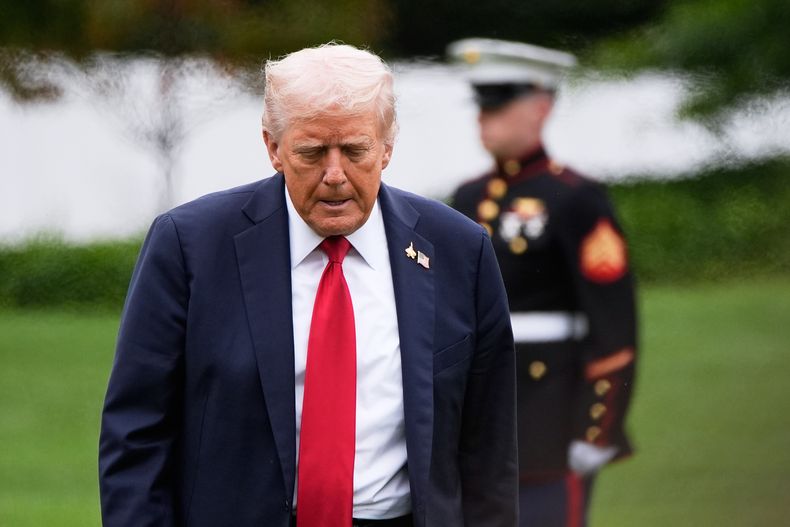 El presidente Donald Trump camina desde el helicóptero Marine One tras llegar al Jardín Sur de la Casa Blanca, el martes 30 de septiembre de 2025, en Washington. (AP Foto/Alex Brandon)