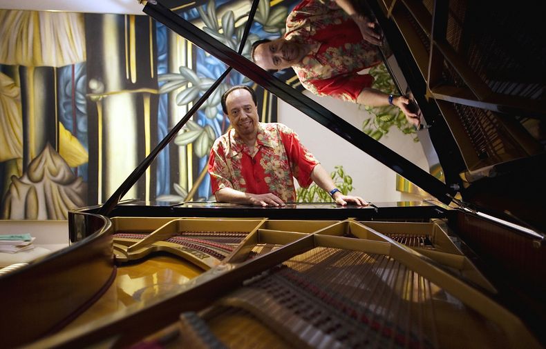 ARCHIVO - El maestro pianista de la bossa nova Sergio Mendes posa para un retrato en su casa en Woodland Hills, California, el 7 de febrero de 2006. (Foto AP/Damian Dovarganes, archivo)