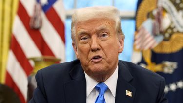 El presidente Donald Trump habla con la prensa mientras firma una orden ejecutiva en el Despacho Oval de la Casa Blanca, el martes 11 de febrero de 2025, en Washington. (AP Foto/Alex Brandon)