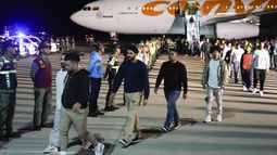 Migrantes venezolanos deportados de Estados Unidos a su llegada al Aeropuerto Internacional Simón Bolívar, en Maiquetía, Venezuela, el lunes 24 de marzo de 2025. (AP Foto/Ariana Cubillos)