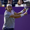 Lorenzo Musetti devuelve ante Jan Choinski por la primera ronda del torneo Queens Club en Londres, el lunes 19 de junio de 2023. (Adam Davy/PA vía AP)