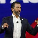 Fuentes AP: Trump hijo habló con comisión del 6 de enero