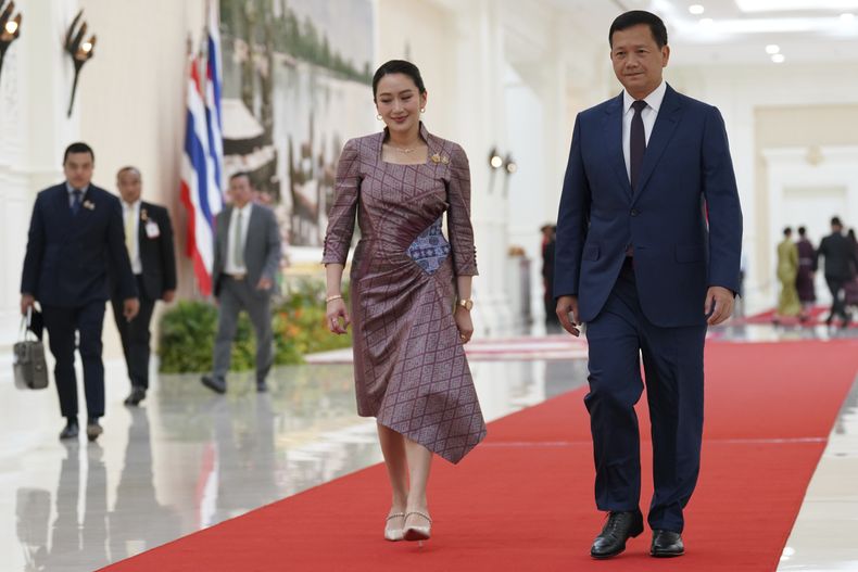 Foto difundida por Agence Kampuchea Press (AKP) que muestra a la primera ministra tailandesa Paetongtarn Shinawatra con su homólogo camboyano Hun Manet en Nom Pen, Camboya, el 23 de abril del 2025. (AKP via AP)
