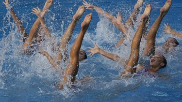 El equipo colombiano de natación artística compite en la final de los Juegos Centroamericanos y del Caribe en San Salvador, el lunes 26 de junio de 2023 (AP Foto/Arnulfo Franco)