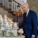 El presidente Joe Biden, acompañado por la primera dama Jill Biden, observa flores y velas con los nombres de las víctimas de la masacre en una escuela primaria de Uvalde, Texas, en el primer aniversario del incidente, el miércoles 24 de mayo de 2023, en la Casa Blanca, Washington. (AP Foto/Andrew Harnik)
