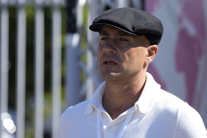ARCHIVO - En foto del 11 de septiembre del 2022, Fabio Cannavaro camina por el paddock del Gran Premio de Italia en la pista de Monza. El lunes 22 de abril del 2024, Udinese le da su primera oportunidad en la Serie A a Cannavaro. (AP Foto/Luca Bruno)