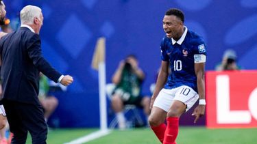 Kylian Mbappé (10) festaja con el técnico Didier Deschamps tras marcar el primer gol de Francia en el partido contra Suecia en los 16vos de final del Mundial, el martes 30 de junio de 2026, en East Rutherford, Nueva Jersey. (AP Foto/Frank Franklin II)