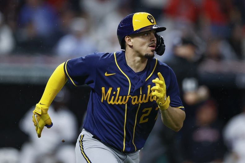 El dominicano Willy Adames, de los Cerveceros de Milwaukee, recorre las bases tras conectar un jonrón solitario al relevista de los Guardianes de Cleveland, Xzavion Curry, en la novena entrada del partido en Cleveland, el viernes 23 de junio de 2023. (AP Foto/Ron Schwane)