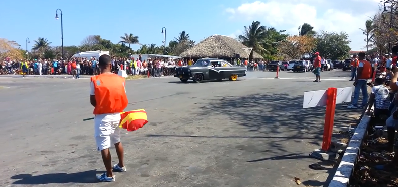 Las competiciones de automóviles y de motocicletas se cuentan entre las atracciones que suelen movilizar a grandes públicos en todas las regiones geográficas