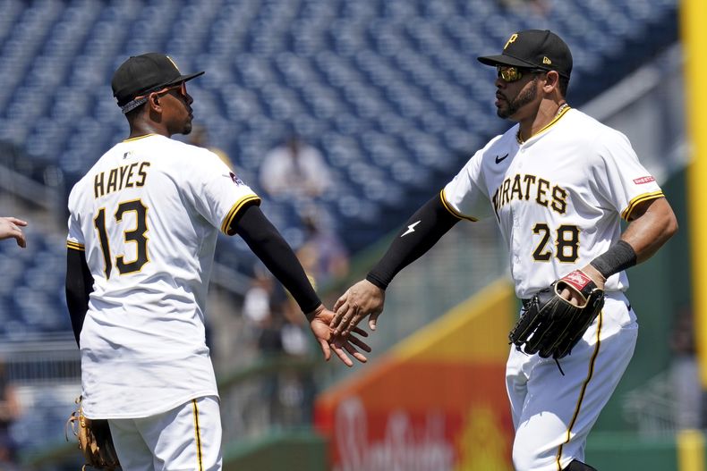 El tercera base de los Piratas de Pittsburgh KeBryan Hayes celebra con el jardinero Tommy Pham la victoria ante los Cardenales de San Luis el miércoles 2 de julio del 2025. (AP Foto/Matt Freed)