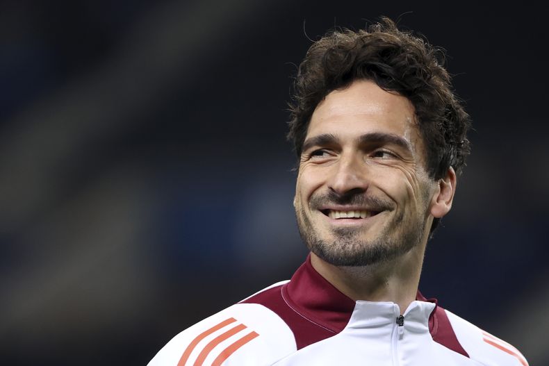 ARCHIVO - El zaguero de la Roma Mats Hummels previo al partido contra el Porto en la Liga Europa, el jueves 13 de febrero de 2025. (AP Foto/Luis Vieira, File)