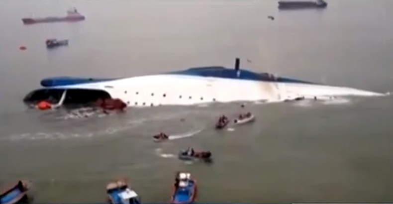 Más cadáveres continúan siendo recuperados del interior del ferry surcoreano que naufragó el miércoles. El número de muertos asciende a 64. La presidenta de Corea del Sur condeno enfáticamente las acciones del capitán de la embarcación y de los miembros d