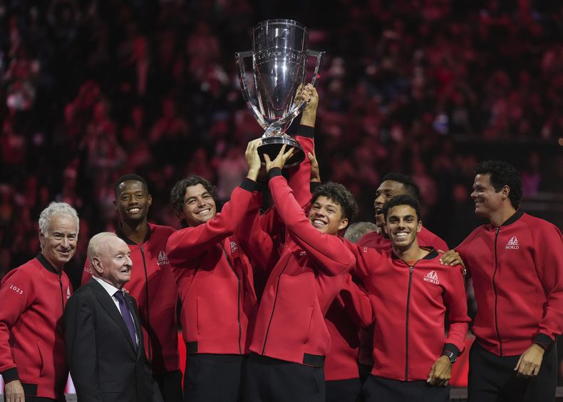 Los jugadores del equipo mundial alzan la Copa Laver tras vencer al equipo europeo, el domingo 24 de septiembre de 2023, en Vancouver, Canadá. (Darryl Dyck/The Canadian Press vía AP)