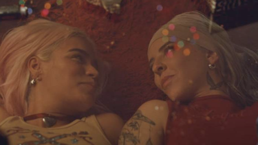 aumentan las especulaciones sobre un posible romance entre karol g y young miko