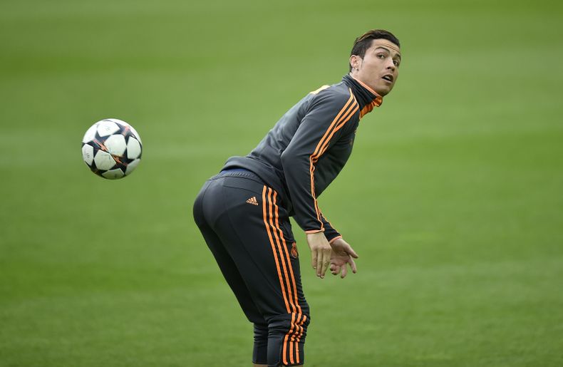 El jugador de Real Madrid, Cristiano Ronaldo, participa en un entrenamiento el lunes, 7 de abril de 2014, en Dortmund, Alemania. (AP Photo/Martin Meissner)