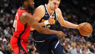Jokic y Murray lideran a Nuggets y ganan 129-113 a Rockets