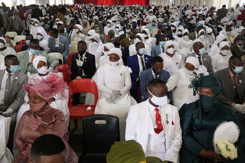 Varias personas participan en una boda masiva de Pascua, algunas polígamas, en la Iglesia Internacional de Santidad Pentecostés, en Heidelberg, Sudáfrica, el domingo 20 de abril de 2025. (AP Foto/Themba Hadebe)