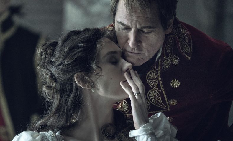 En esta imagen proporcionada por Apple TV+, Vanessa Kirby, izquierda, y Joaquín Phoenix en una escena de Napoleon. (Apple TV+ vía AP)