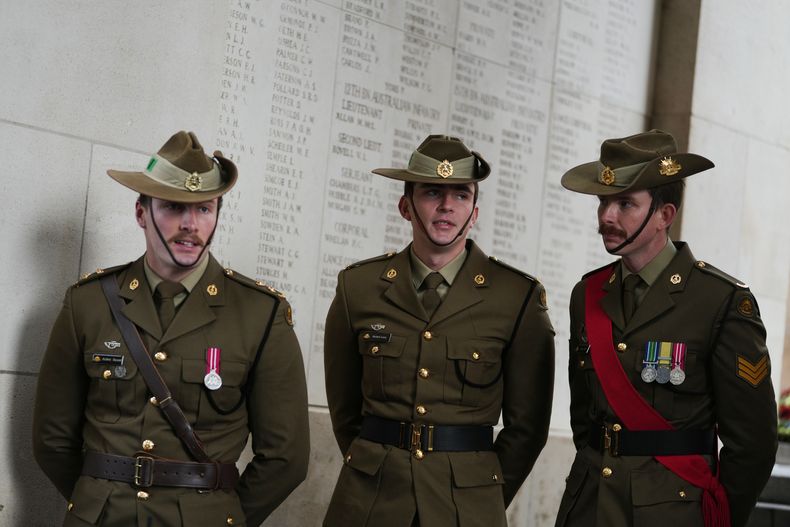 Soldados australianos al lado de los nombres de soldados desaparecidos durante la Primera Guerra Mundial en el Memorial Menin en Ypres, Bélgica, el 11 de noviembre del 2025. (AP foto/Virginia Mayo)