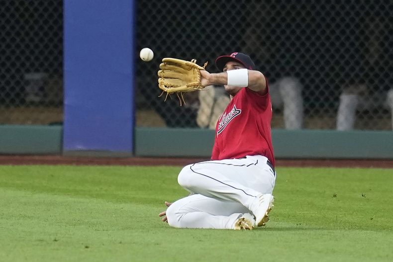 El dominicano Ramón Laureano, jardinero derecho de los Guardianes de Cleveland, atrapa un elevado de su compatriota Vladimir Guerrero Jr., de los Azulejos de Toronto, el martes 8 de agosto de 2023 (AP Foto/Sue Ogrocki)
