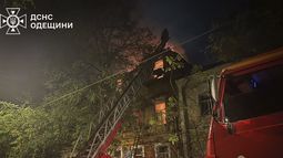 En esta imagen, distribuida por el Servicio de Emergencias de Ucrania, personal del departamento trabaja en la extinción de un incendio tras un ataque ruso en Odesa, Ucrania, el 14 de noviembre de 2024. (Servicio de Emergencias de Ucrania vía AP)