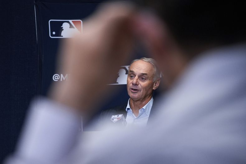 Rob Manfred, comisionado de las Grandes Ligas, habla en una conferencia de prensa en Nueva York, el jueves 23 de mayo de 2024 (AP Foto/Julia Nikhinson)