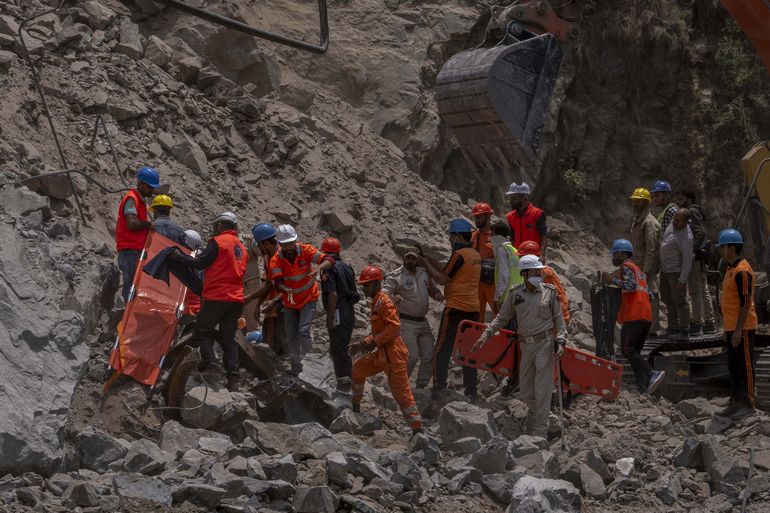Hallan 9 cadáveres más en derrumbe del túnel en Cachemira