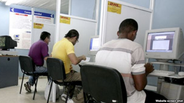 americateve | Los cantantes cubanos Gloria Estefan y Willy Chirino han dado su respaldo a "Conecta a Cuba", que promueve el envío a la isla de unidades USB, DVDs, CDs y otros formatos de memoria pre-cargados.