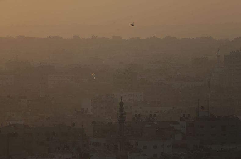 Un ave vuela sobre la Ciudad de Gaza en el comienzo del d&iacute;a, el viernes 8 de agosto de 2014. Una tregua de tres d&iacute;as entre Israel y Hamas expir&oacute; el viernes despu&eacute;s de que las conversaciones indirectas en El Cairo sobre un nuevo
