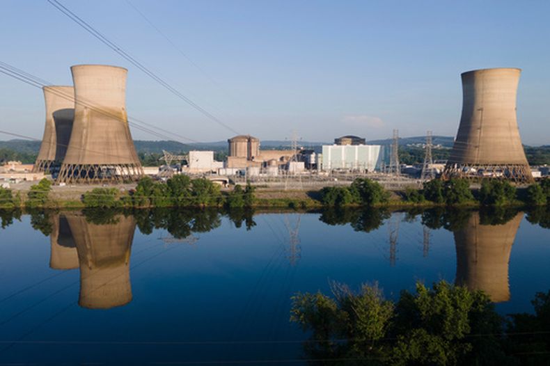 ARCHIVO - La central nucleoeléctrica de Constellation en Three Mile Island, conocida como Crane Clean Energy Center, cerca de Middletown, Pensilvania, el 25 de junio de 2025. (AP Foto/Ted Shaffrey/Archivo)