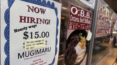 ARCHIVO - Un anuncio de empleo es exhibido en un restaurante en Arlington Heights, Illinois., el 28 de junio de 2024. (AP Foto/Nam Y. Huh, archivo)