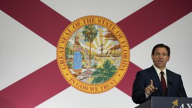 El gobernador de Florida Ron DeSantis durante una conferencia de prensa para la firma de varias iniciativas relacionadas con la educación pública y aumentos en los salarios de los profesores, el martes 9 de mayo de 2023, en Miami. (AP Foto/Rebecca Blackwell)
