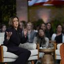 La candidata presidencial demócrata Kamala Harris habla con Oprah Winfrey en el evento Oprahs Unite for America Live Streaming, el jueves 19 de septiembre de 2024, en Farmington Hills, Michigan. (AP Foto/Paul Sancya)